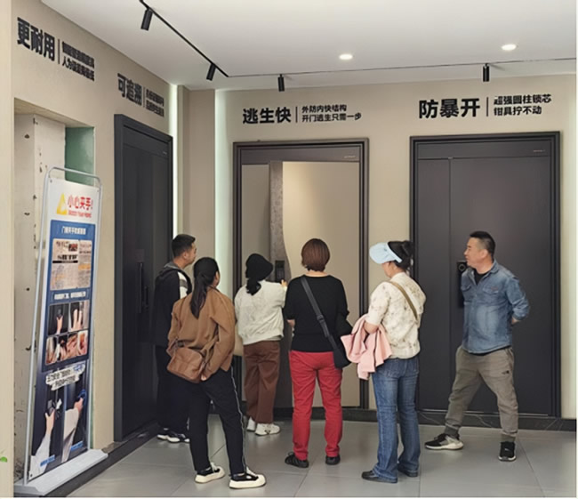 王力门业 | 云南镇雄经销商梁正文“神操作”：老客牵线，近5万机器人防盗门轻松成交！