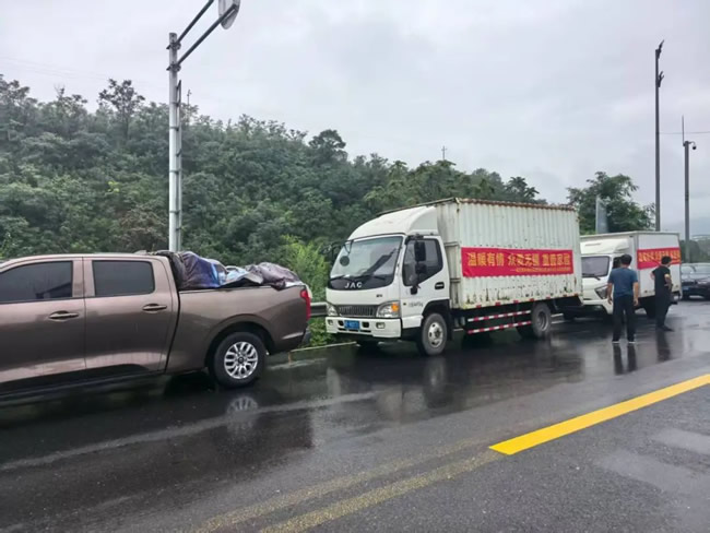 鑫丰集团爱心物资送抵阜平